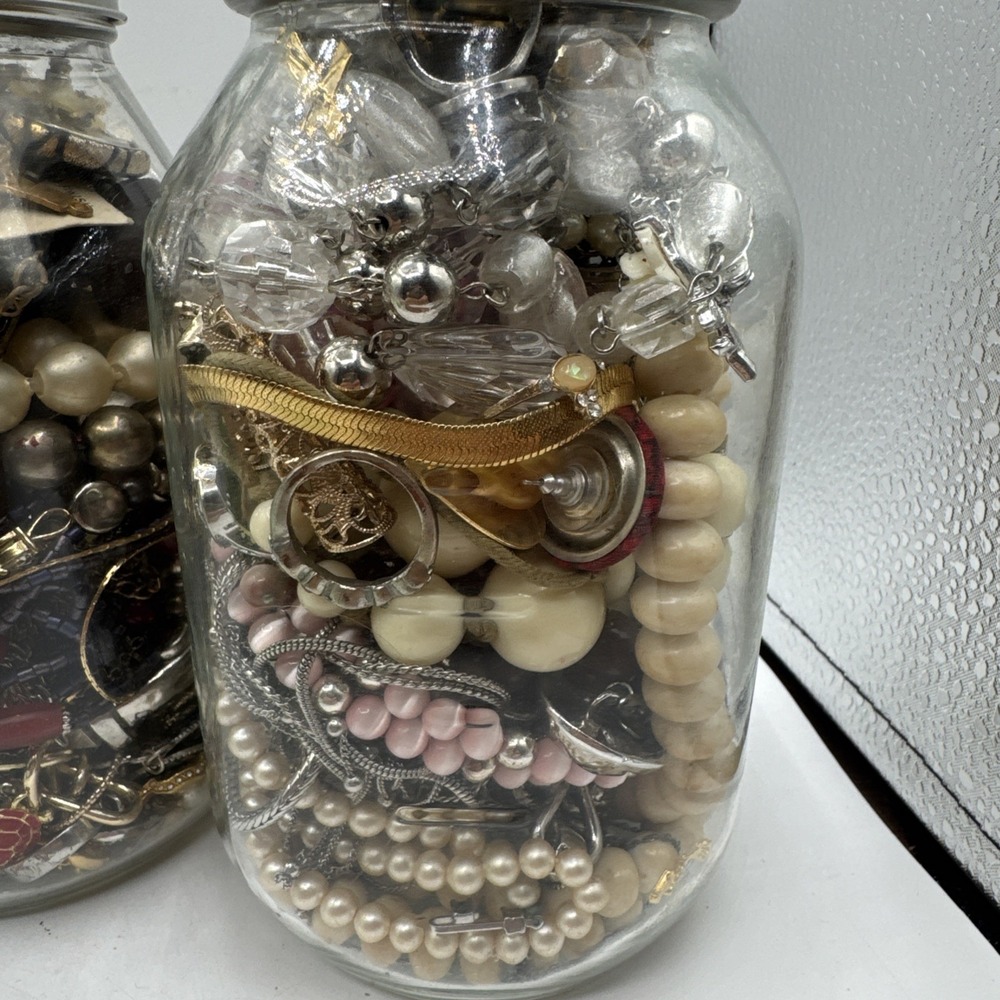 Lot Of 4 Mystery Jewelry Jars 5lbs 8oz Wearable Vintage - Gold Silver Tone - Picture 2 of 8